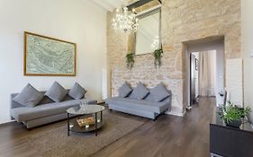 LE JACQUARD Appartement Garage Lyon Centre pour 2 à 8 pers Contact O66I4O9II9